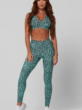 LICI Fit Green Snakeskin Print Sports Bra Racerback NWT Size L Large
